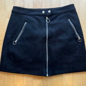FOREVER 21 ladies M mini skirt black. Suede feel.